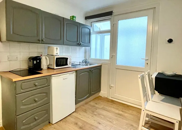 A Ground Floor Studio Flat With Garden