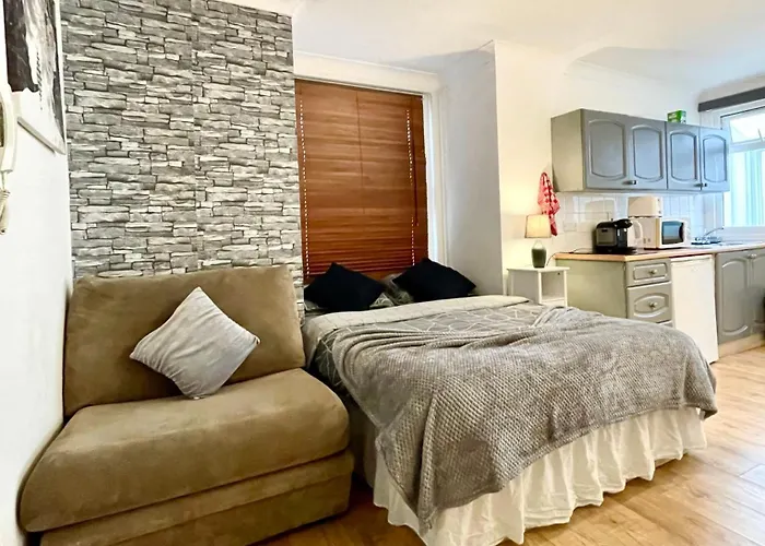 A Ground Floor Studio Flat With Garden