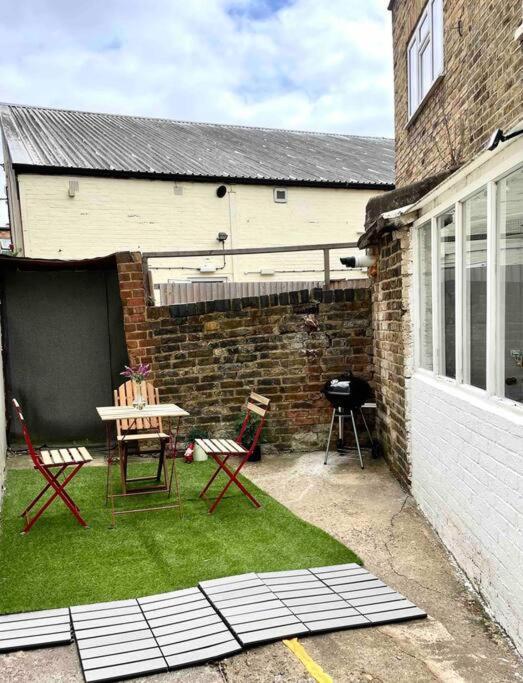 Apartamento A Ground Floor Flat With Garden Londres