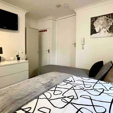 A Ground Floor Studio Flat With Garden Londres Exterior foto