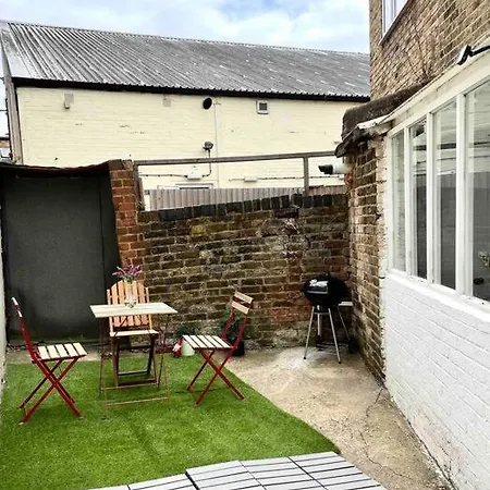 A Ground Floor Studio Flat With Garden Londres Exterior foto