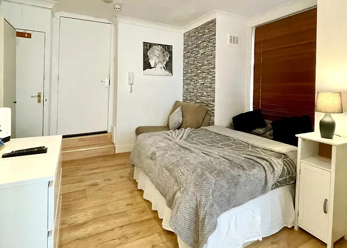 A Ground Floor Studio Flat With Garden